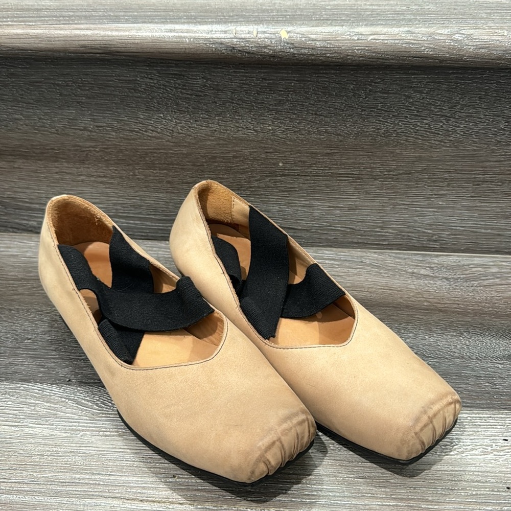 Cross strap shoes